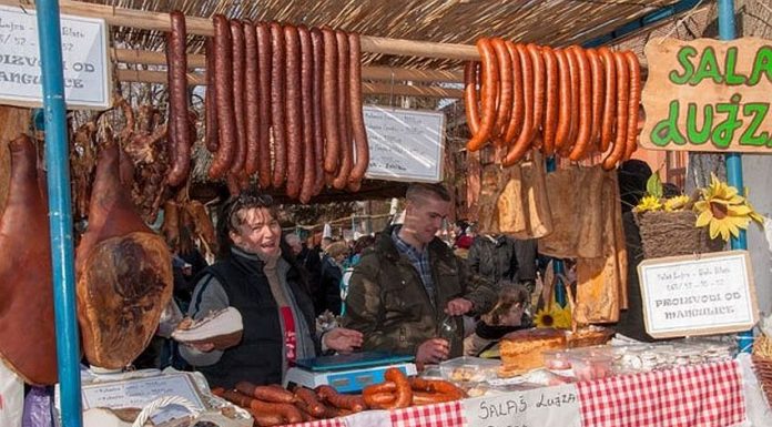 Festivalul cârnaţilor şi ţuicii din Belo Blato îi aşteaptă pe timişoreni şi arădeni în Serbia