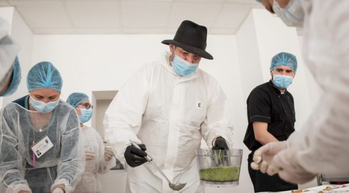 Chef Adi Hădean şi voluntarii săi au livrat peste 30.000 de porţi de mâncare către personalul medical şi persoanele vulnerabile