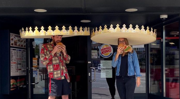 Burger King a lansat coroane uriaşe de distanţare socială şi Whopperi cu extra ceapă