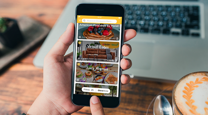 Glovo şi Tinder se aliază pentru întâlniri romantice de la distanţă, ciocolate sau trandafiri trimişi unui „crush”