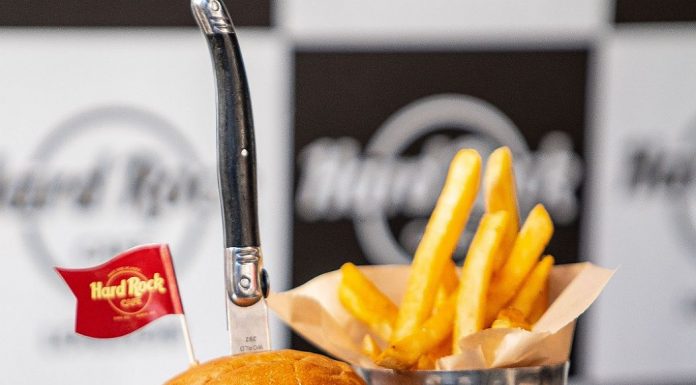 Hard Rock Cafe îţi aduce burgerii şi coastele sale legendare acasă prin Tazz by eMAG
