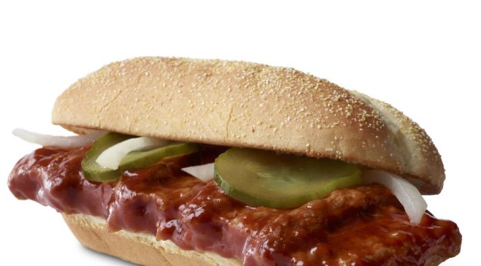 McDonald’s readuce în meniu sandvişul McRib după 8 ani