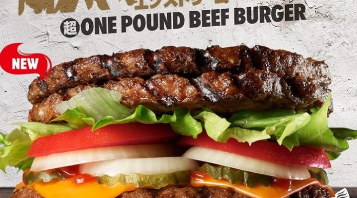 Burger King a lansat burgerul fără chiflă, cu jumătate de kilogram de carne