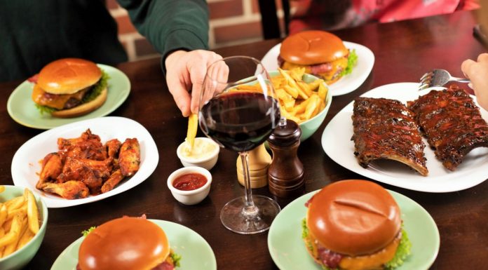 Găteşte ca la Hard Rock Cafe la tine acasă prin pachetele „Do It Yourself”