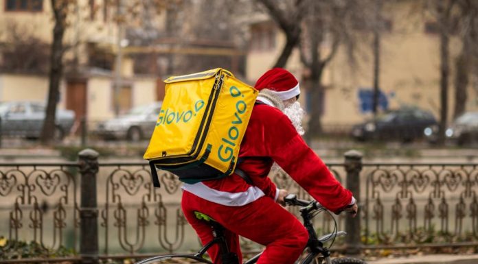 Moş Crăciun livrează pentru Glovo! Peste 100 de curieri Glovo vor livra comenzi îmbrăcaţi în Moşu’