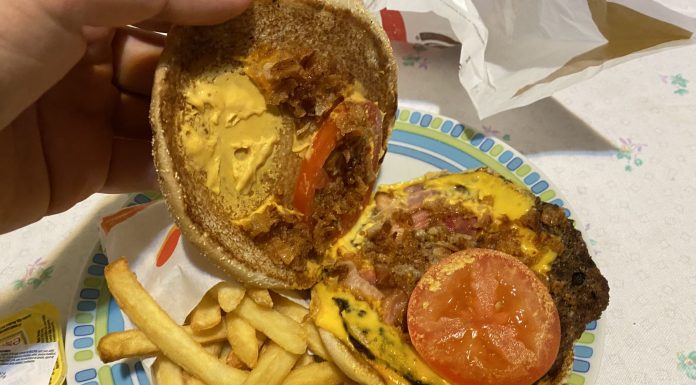 Am încercat noul Bacon Cheddar King de la Burger King şi… nu e ca în reclame