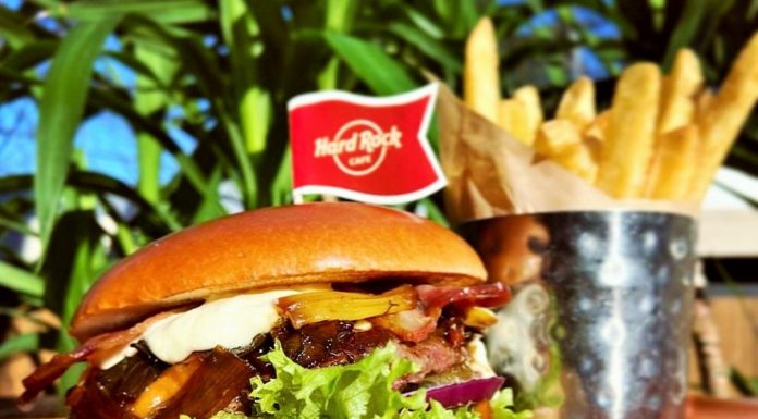 Hard Rock Cafe Bucureşti împlineşte 13 ani şi îi aniversează cu un burger SPECIAL, doar azi