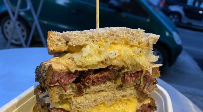 Am degustat sandvişul Reuben cu pastramă la GRABit: carnea e starul, cam atât…