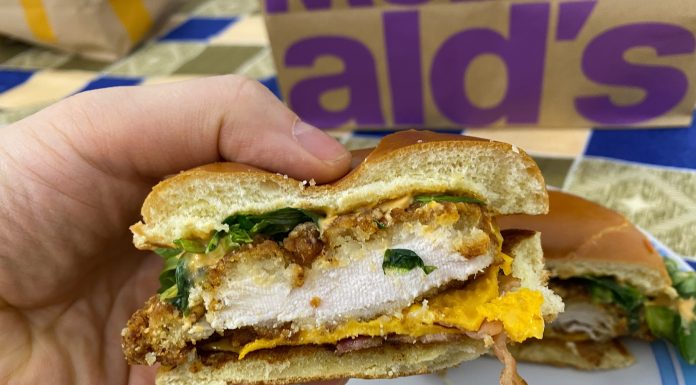 Degustăm HomeStyle Crispy Chicken, noile sandvişuri de la McDonald’s: crustă versus pui, abordare neinspirată