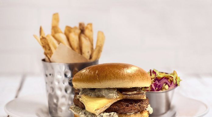 Roxana Blenche a creat „Blenchef Burger”; Îl poţi comanda azi de la Hard Rock Cafe