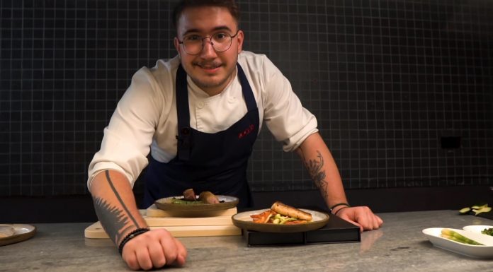 Denis Ţîmbălaru de la Chefi la Cuțite a gătit pentru Degustăm.ro folosind cuțitele KUTT: somon cu salată de crudități și piept de rață cu piure de sfeclă