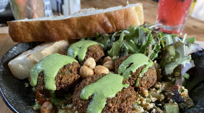 Degustăm bunătăţi la Hashtag Pub: oaza de verdeaţă şi mâncare inedită din spate de la Obor