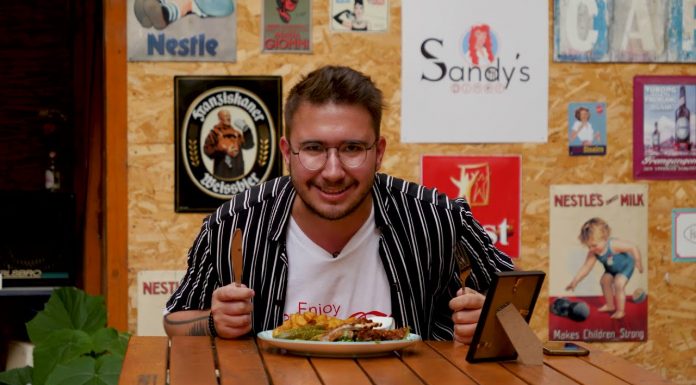 Degustăm cu Denis preparate cu specific american la Sandy’s Diner (coaste cu sos bbq și cheesecake)