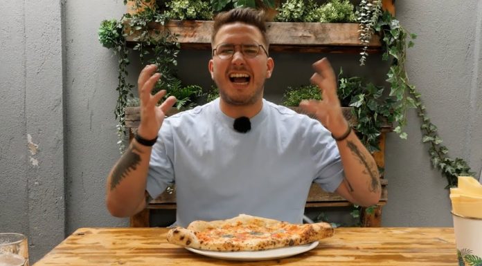 Degustăm cu Denis 🍕 pizza Calzone ca-n Napoli, la pizzeria „La Pizza Napoletana” din Timișoara 😃 EP #8