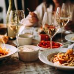Foodpanda recomandă 10 preparate culinare de încercat alături de un pahar de vin într-o seară de vară