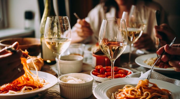 Foodpanda recomandă 10 preparate culinare de încercat alături de un pahar de vin într-o seară de vară