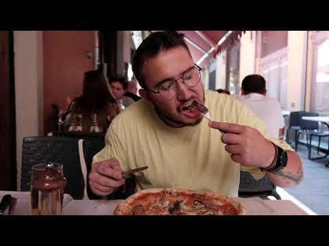 Degustăm cu Denis la o 🍕 pizzerie din centrul Bolognei aleasă la întâmplare 🙂