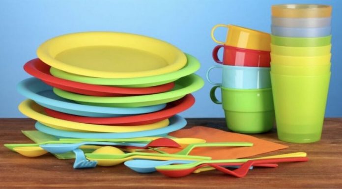 Guvernul va interzice comercializarea unor produse de unică folosință din plastic începând de săptămâna viitoare Guvernul