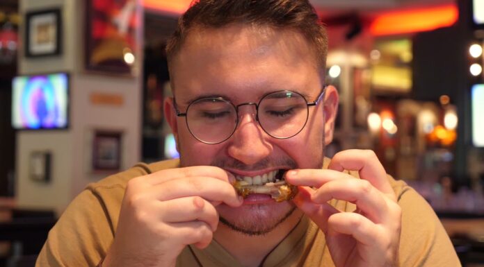 Degustăm cu Denis la Hard Rock Cafe 🍖 aripioare de pui Buffalo și un 🍔 Burger cu dichis 😋