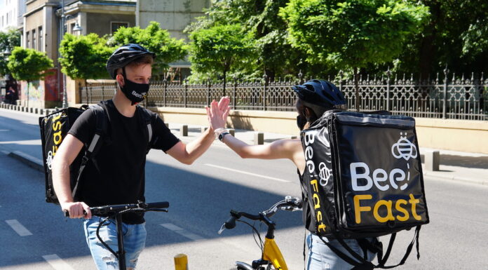 Serviciul de curierat ultra-rapid BeeFast își extinde programul de livrare, până la miezul nopții BeeFast