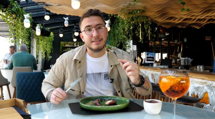 Degustăm cu Denis la Naive tentacule de caracatiță cu sos miso, salată de alge și chipsuri de cartofi violet