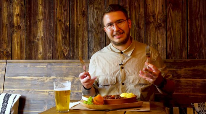 Degustăm cu Denis pastramă de berbecuț la 🍽 „La Ceaun” din Brașov 😉 („Ciorbe nu vorbe”)