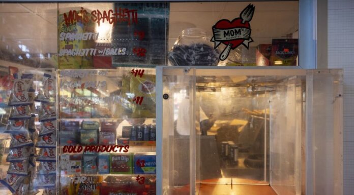 Rapperul Eminem a deschis un restaurant Mom’s Spaghetti în Detroit, servind chiar el clienţii