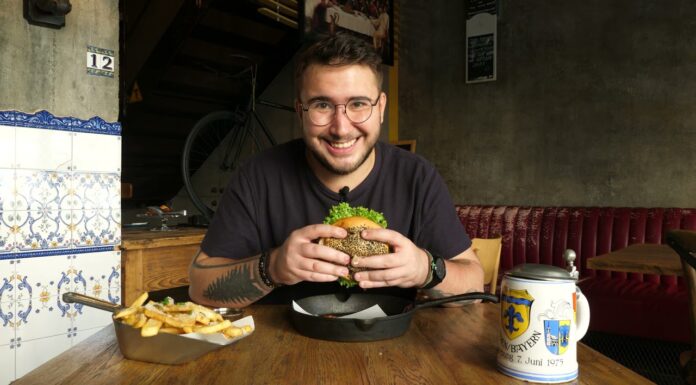 Degustăm cu Denis 🍔 burger-ul 12.2 la restaurantul 12 Doişpe din Craiova