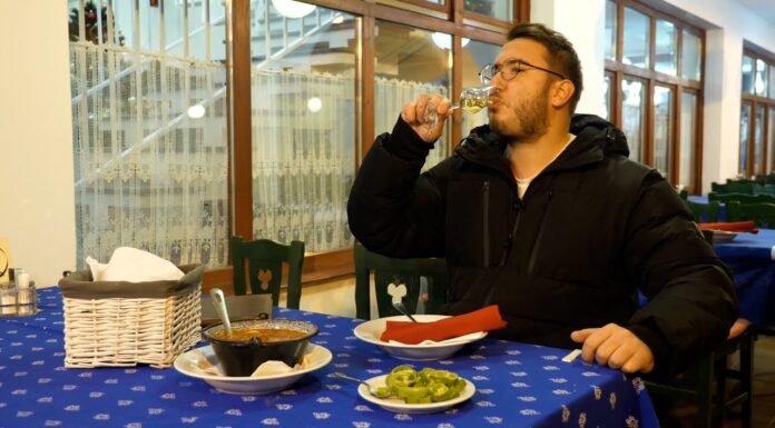 Degustăm cu Denis supă de pește și dăm un shot de pálinka la Fehértói Halászcsárda de lângă Szeged