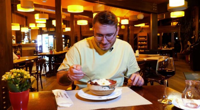 Degustăm cu Denis 🍝 mămăligă cu brânză și cârnați de Pleșcoi la KUIB Restaurant din Sinaia