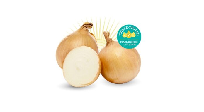 Ceapa care nu te mai face să lăcrimezi a intrat în supermarketuri; Cât costă?