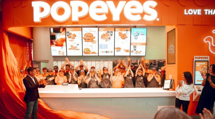 Primul restaurant Popeyes din România s-a deschis cu sute de persoane la coadă