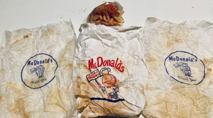 O pungă de cartofi prăjiţi McDonald’s din 1959 a fost găsită în peretele unei case renovate