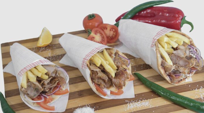 Românii sunt fani ai mâncărurilor greceşti: au cumpărat peste 654.000 de preparate greceşti prin Glovo