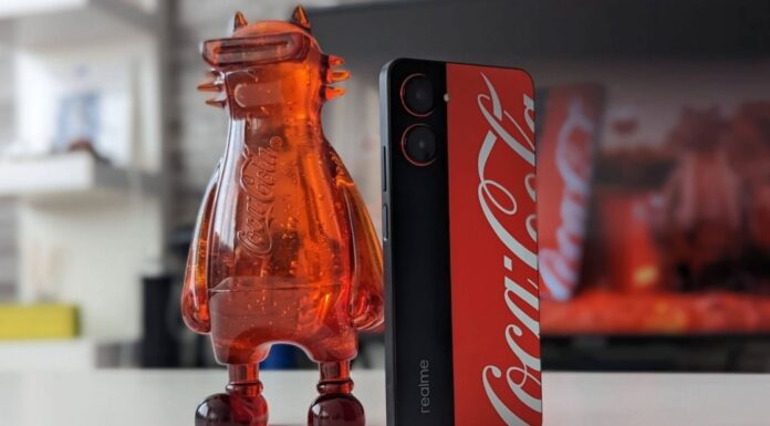 Telefonul Coca-Cola vine de la o firmă din China, cu o sticlă în formă de pisică la pachet