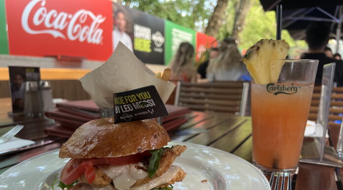 Am degustat Messi Chicken Sandwich la Hard Rock Cafe Bucureşti: preparat ca la mama acasă