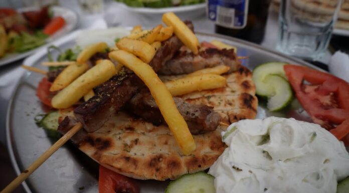 Aventură culinară în inima Atenei: Descoperim Aspro Alogo – taverna din bloc: Souvlaki & Caracatiță în sos de vin