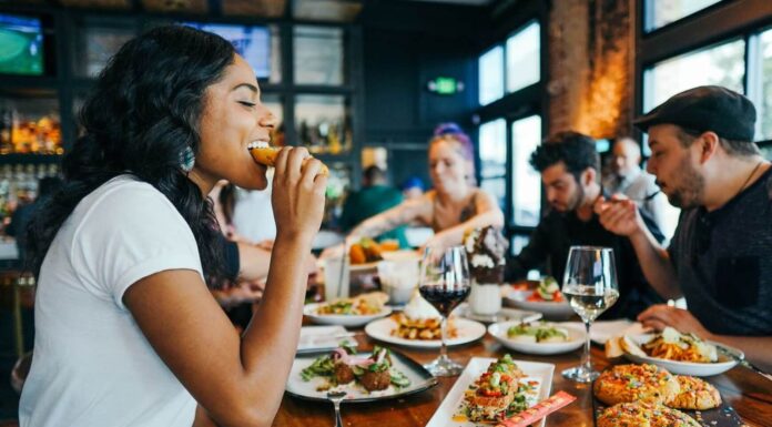 Meniurile digitale ale restaurantelor reinventate prin parteneratul Bookingham + UP