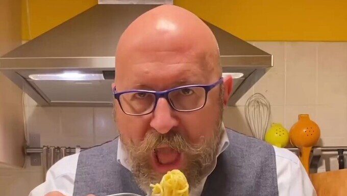 Dezbateri culinare aprinse în Italia; Luca Cesari și controversa rețetei de carbonara Dezbateri culinare aprinse în Italia; Luca Cesari și controversa rețetei de carbonara