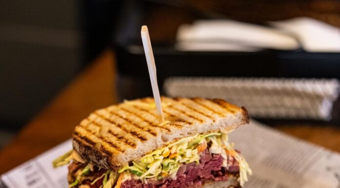 Încă un restaurant cu sandvișuri cu pastramă în București: Pastrami and More s-a deschis pe Dorobanți.