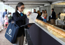 De la Como la Paris, cursa baghetelor: Francezii recâștigă recordul mondial cu o creație de 140,53 metri Brutarii francezi în încercarea de a stabili recordul pentru cea mai lungă baghetă