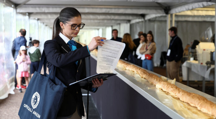 De la Como la Paris, cursa baghetelor: Francezii recâștigă recordul mondial cu o creație de 140,53 metri Brutarii francezi în încercarea de a stabili recordul pentru cea mai lungă baghetă