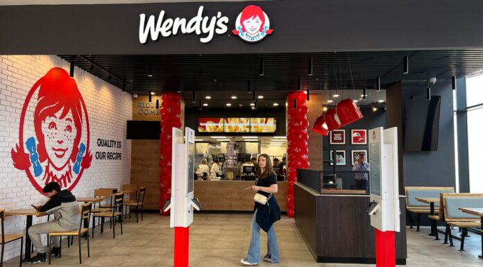 Wendy’s deschide primul restaurant din București și se îmbarcă în straie populare! Cât de buni sunt burgerii + meniul complet! Wendy's