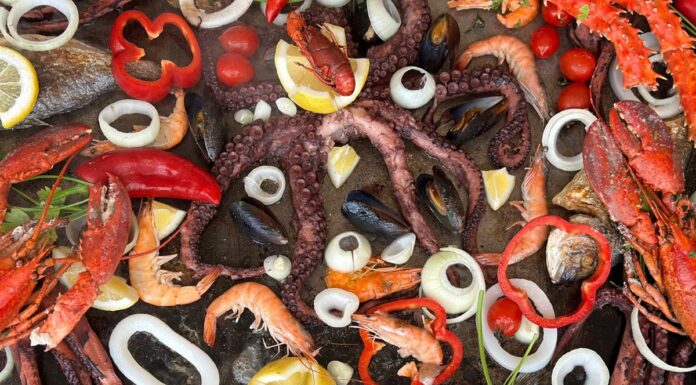 Fructe de mare la festivalul culinar în Onești; delicii la prețuri mici fructe de mare