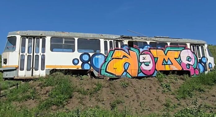 Tramvai casat din București, transformat în cafenea
