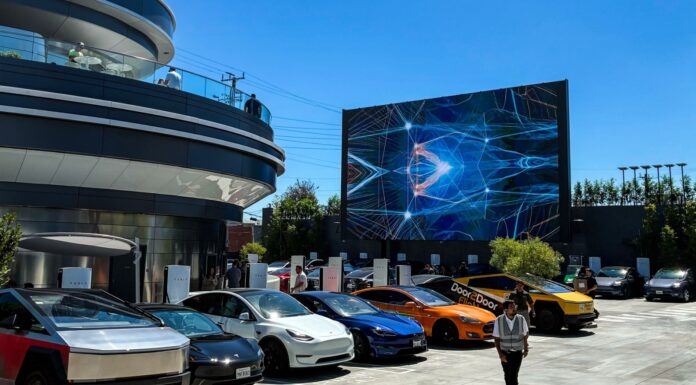 Primul restaurant Tesla e gata; Elon Musk l-a deschis la Hollywood