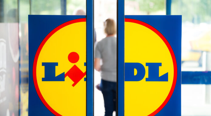 Burger din somon proaspăt în test la Lidl; produs local, disponibil doar în câteva magazine Burger din somon